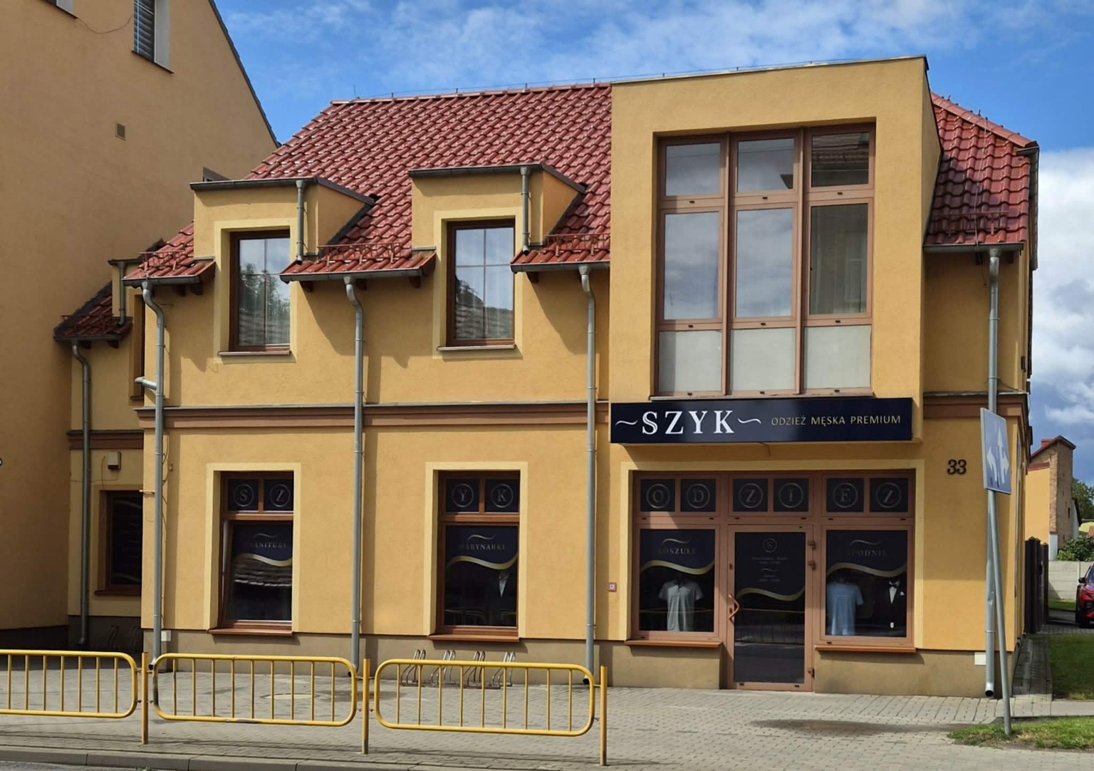 Front sklepu stacjonarnego SZYK przy ulicy Kazimierza Wielkiego 33 w Międzyrzeczu